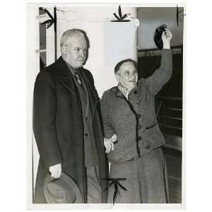  Carl Van Vechten bids Gertrude Stein bon voyage,authors 