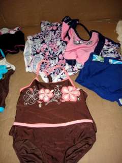 WHOLESALE LOT OF WOMENS AND GIRLS ASSORTED CLOTHING  