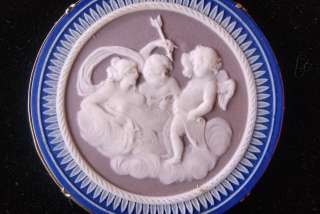 Amulett WEDGWOOD est. 1770, Venus chides young Cupid, Gold Setting 