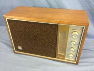   60/70s REALISTIC TRANSISTOR WOOD AM/FM/PHONO TABLE TOP RADIO MTA 10