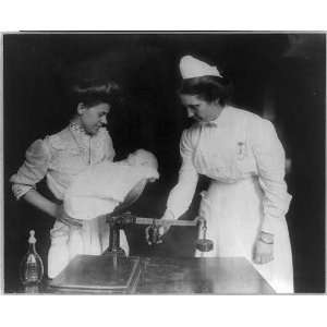  Nurses weighing baby,Cincinnati pure milk station,1908 