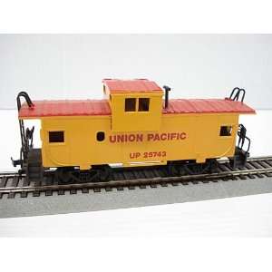    UP Extended View Caboose #25743 HO Scale by Bachmann Toys & Games